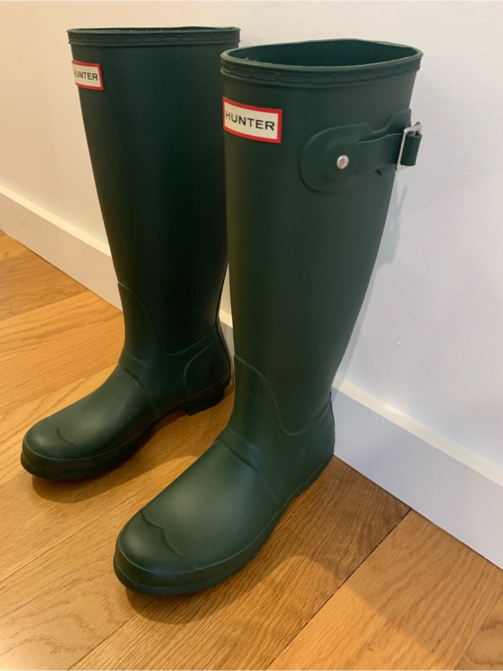 Women’s size 7 tall Hunter boots in dark green, barely worn